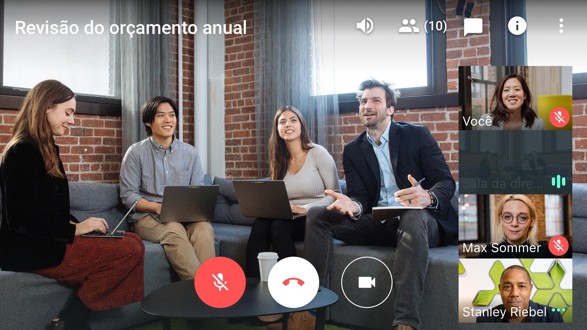 Chamada de vídeo no Google Meet com um grupo reunido e participantes remotos