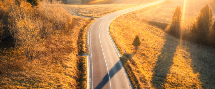 imagem de uma estrada vazia ao amanhecer