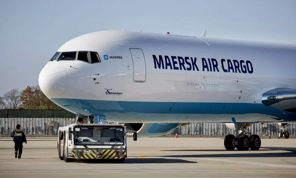 Avião da Maersk Air cargo fazendo pushback