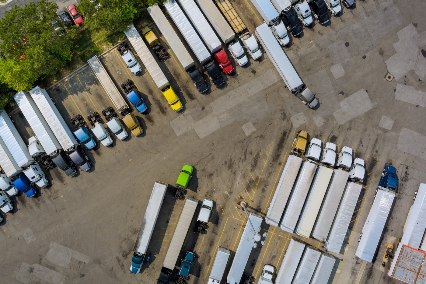 Vista aérea do pátio de uma transportadora, com dezenas de carretas e caminhões estacionados em fileiras