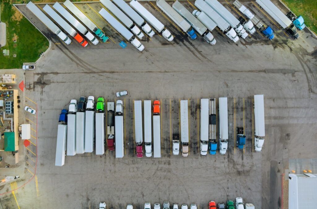 Vista aérea do pátio de uma transportadora, com dezenas de carretas estacionadas em fileiras